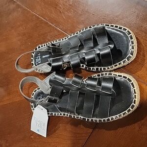 (J4) Big girls sandals size 6